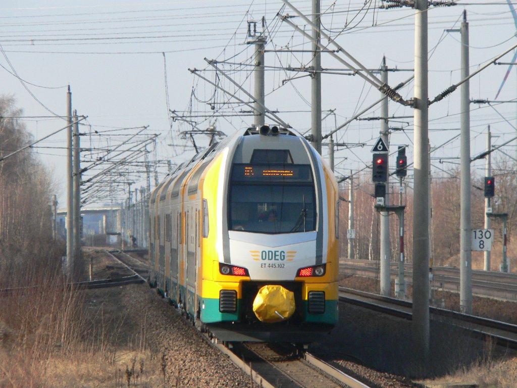 RE4 nach Rathenow - Ausfahrt eines doppelstckigen ODEG-KISS aus Wustermark.  Im Gegensatz zu den neuen Hamsterbacken der DB, die alte Farben in neue Formen gegossen haben, sind diese innen und auen ansprechend gestalteten Zge eine angenehme Abwechslung. 19.1.2013