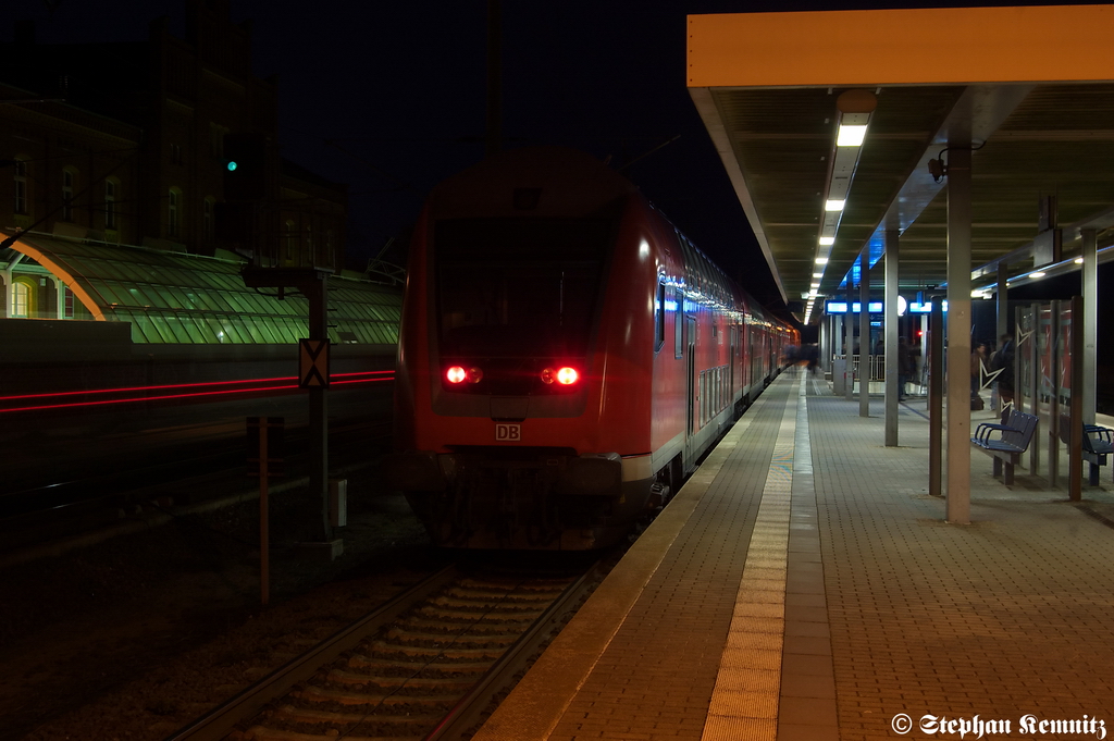 RE4 (RE 37333) von Rathenow nach Jterbog in Rathenow. Gezogen hatte die 114 003-7. Hier handelt es sich eigentlich um eine RE1-Garnitur. 20.12.2011 