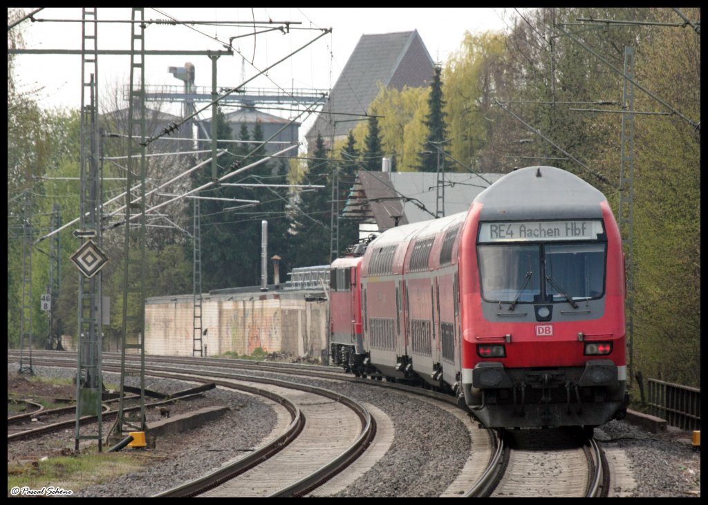 RE4 Richtung Aachen aus Erkelenz hinaus fahrend, Zuglok war die 111 124.
11.04.10 11:01