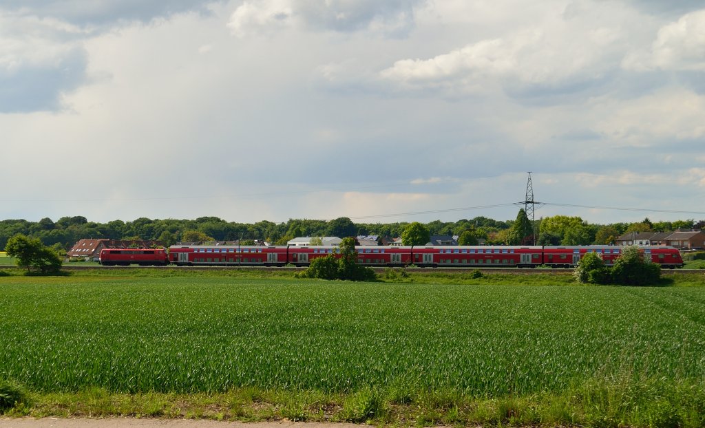 RE4 Verstrkerzug zwischen Wickrath Dahler Weg und Wickrathhahn Am Chur, gezogen von der 111 122 in Richtung Erkelenz. 24.5.2013