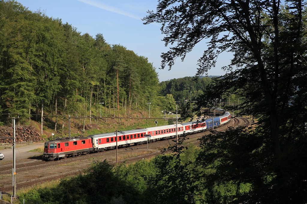 Re4/4 11214 passiert mit Nachtzug 458 den Bahnhof Zeihen, 28.06.2012.