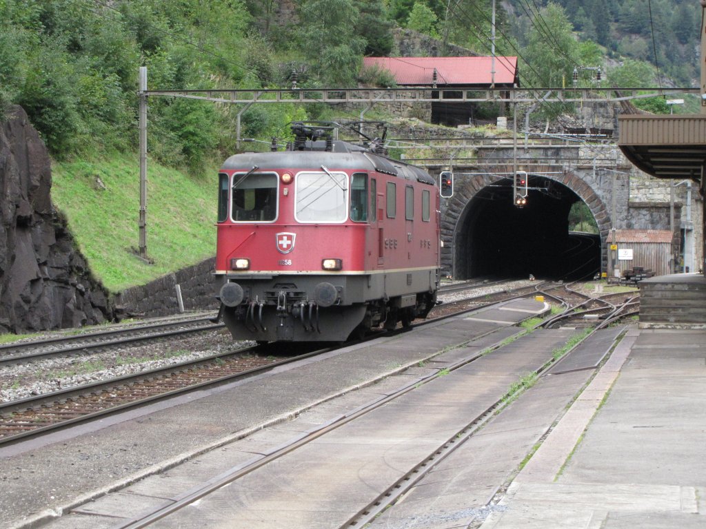 Re4/4 II 11258 durchfhrt Bahnhof Wassen am 7.September 2011