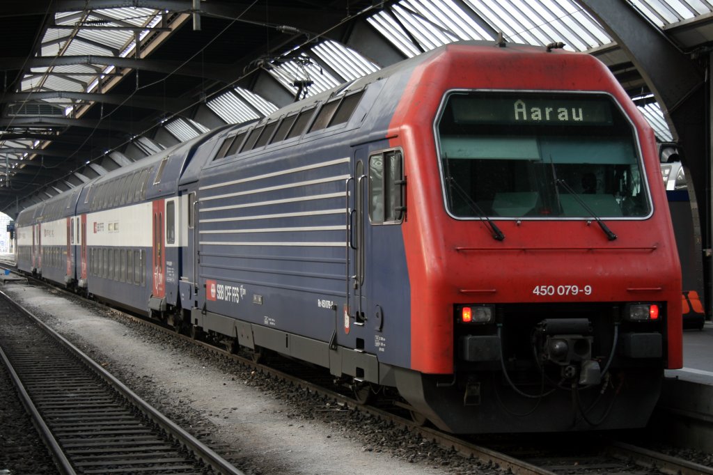Re450 079-9 abfahrbereit in Zrich HB mit einen Regionalexpress nach Aarau. Aufgenommem am 01.11.2009.