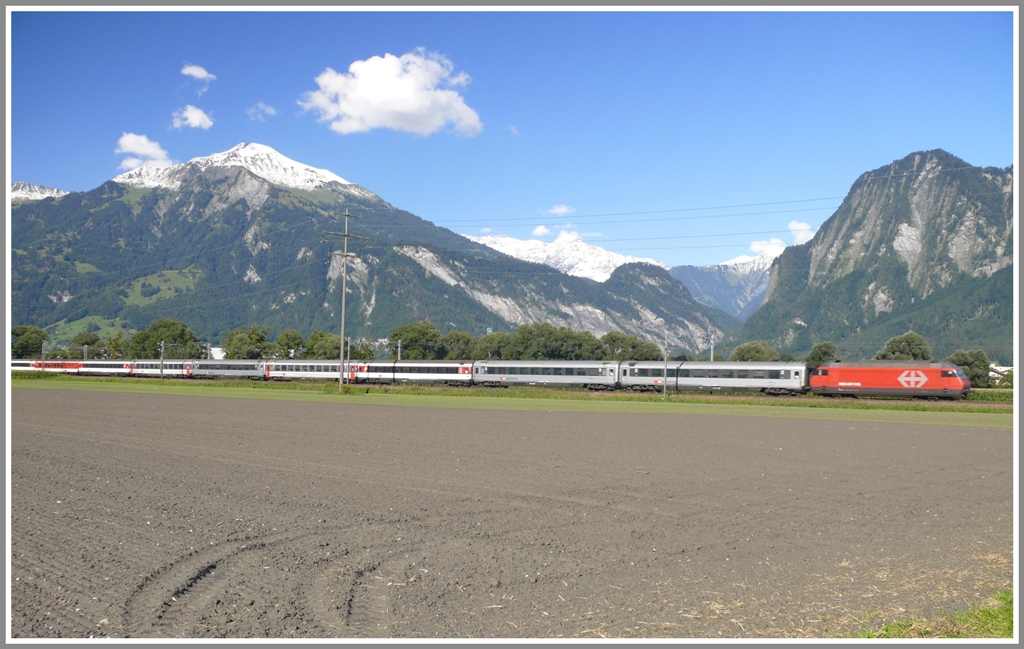 Re460 mit EC7 bei Zizers. (01.09.2010)