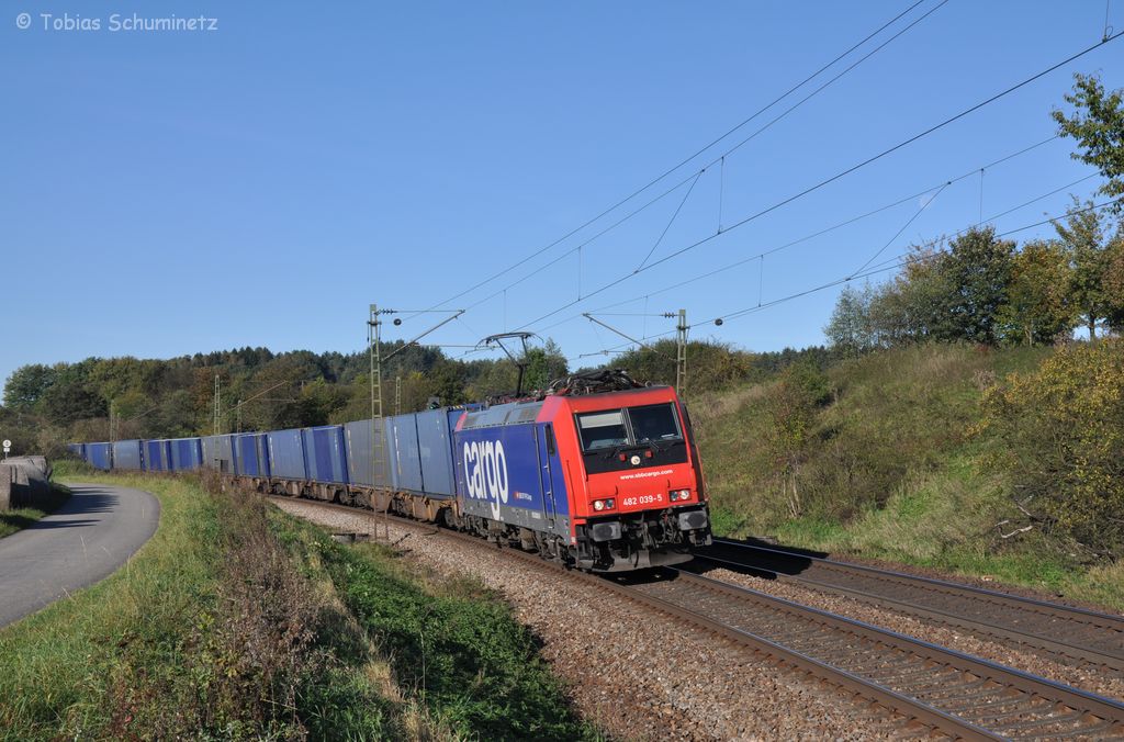 Re482 039 am 15.10.2011 mit dem 2. Teil des Tchibo-Containerzug nach Sengenthal bei Plling. Ab Neumarkt wurde der Zug von einer DB-294 nach Sengenthal gebracht.