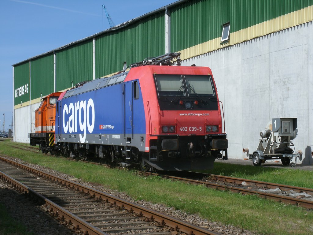 Re482 039 und LOCON-102,am 17.Juni 2013,im Stralsunder Nordhafen die sich wieder durch das geffnete Hafentor fotografieren lieen.