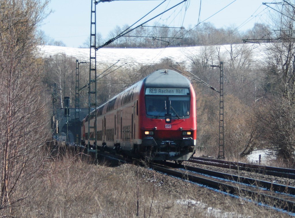 RE4860 nach Aachen mit Schublok 111 111 kurz hinter dem Nirmer Tunnel bei der Durchfahrt in Eilendorf 7.3.10