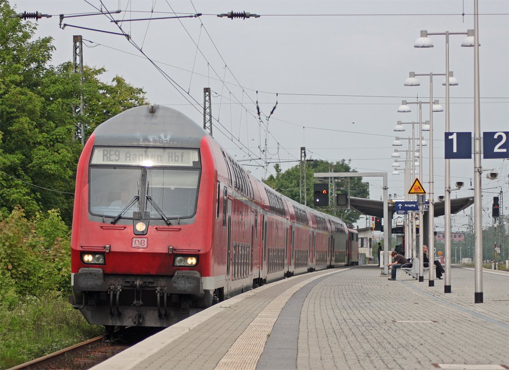 RE4868 aus Gieen nach Aachen Hbf mit Schublok 111 112 bei der Einfahrt in Aachen Rothe-Erde, 1.6.10