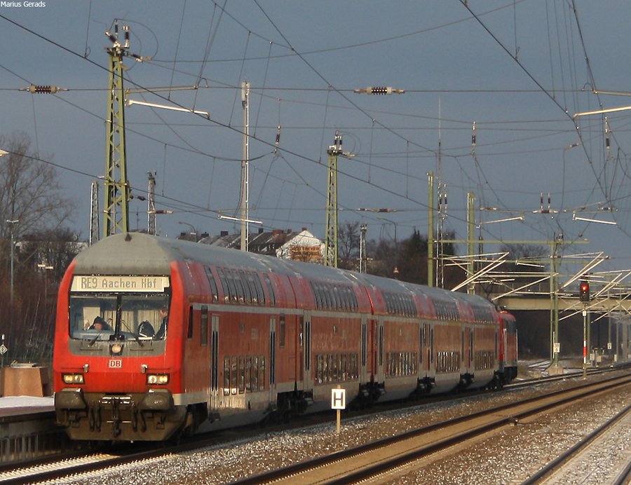 RE4868 mit Schublok 111 112 nach Aachen bei der Einfahrt in Dren Hbf 20.12.09