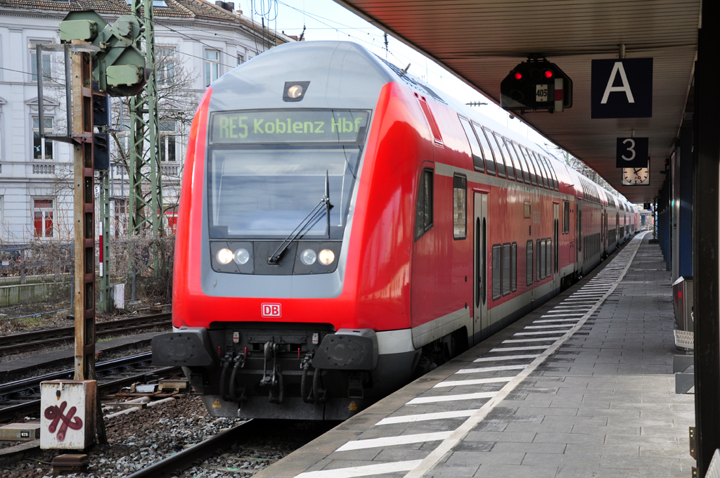 RE5 Dosto-Steuerwagen nach Koblenz bei der Einfahrt in den Hbf Bonn - 21.02.2012