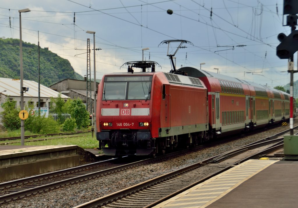 RE5 von Koblenz kommend in Richtung Emmerich fahrend durcheilt hier gerade den Bahnhof von Brohl, nchster Halt ist Remagen. 9.5.2013
