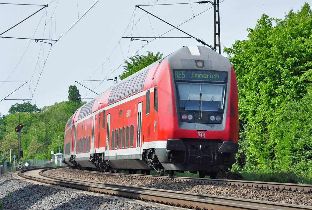 RE5 nach Emmerich ist in Bonn vorbeigerauscht (Zugpferd wie auf 1. Bild 146 012) und zeigt zum Abschied seinen Dosto-Steuerwagen - 06.05.2011