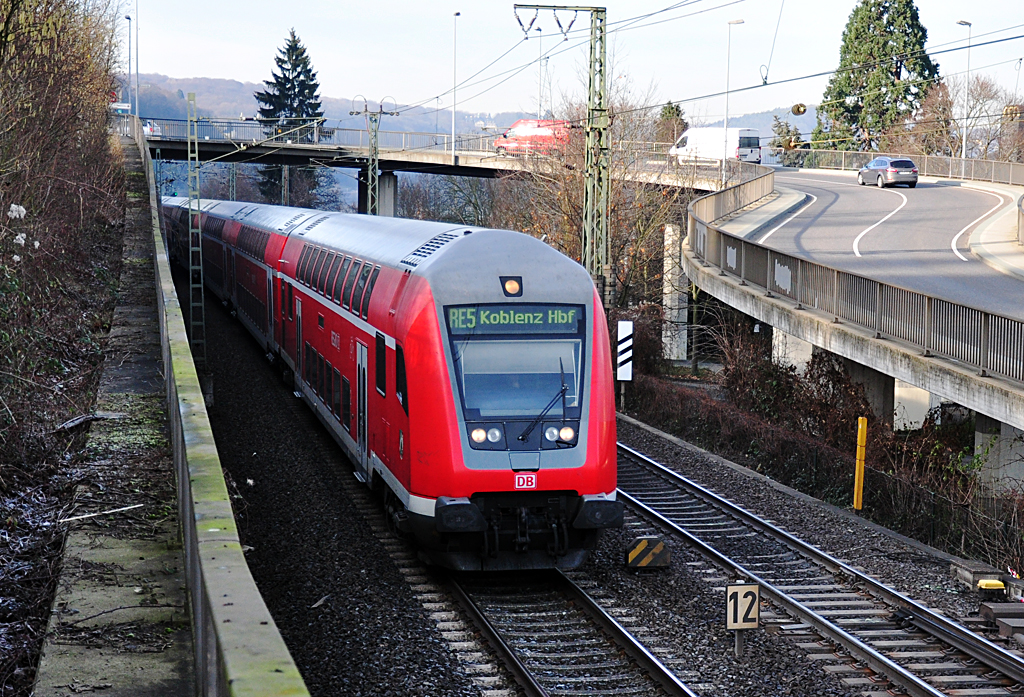 RE5 nach Koblenz mit Steuerwagen in Front, geschoben von der 146 029, bei der Einfahrt in den Bf Remagen - 17.01.2012