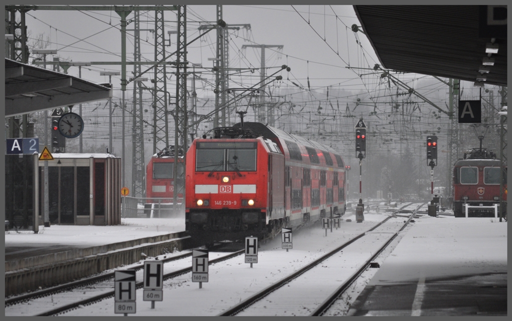 RE5311 nach Kreuzlingen mit 146 239-9 f�hrt in Singen (Htwl) ein. (20.12.2011)