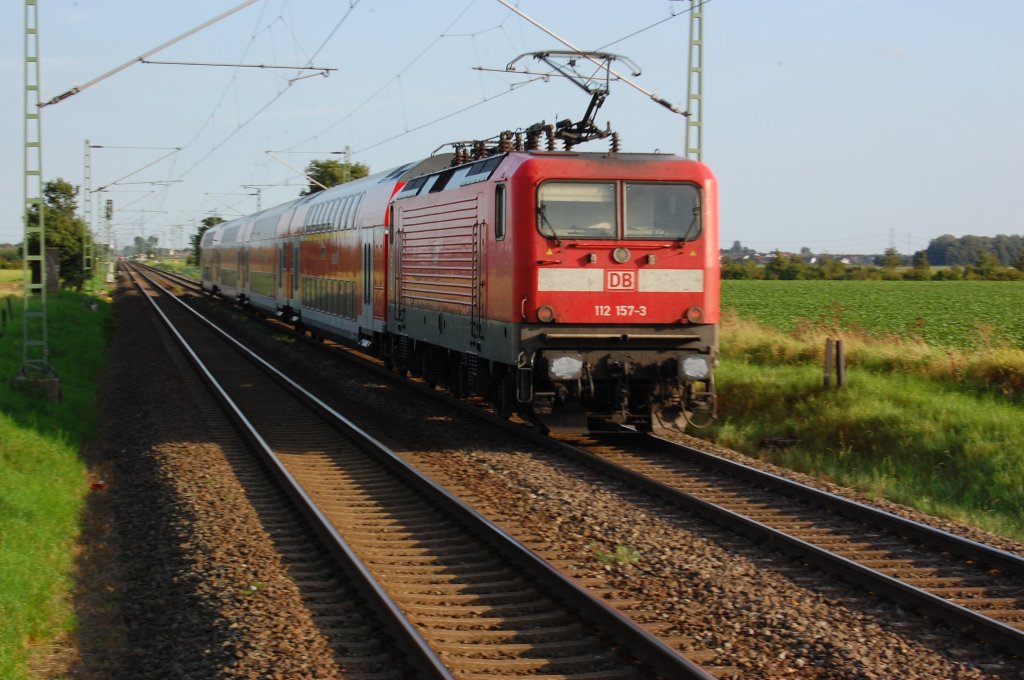 RE7 von Krefeld nach Rheine kurz nach dem HP Allerheiligen am 11.September2010. Der Zug wird von 112 157-3 geschoben.