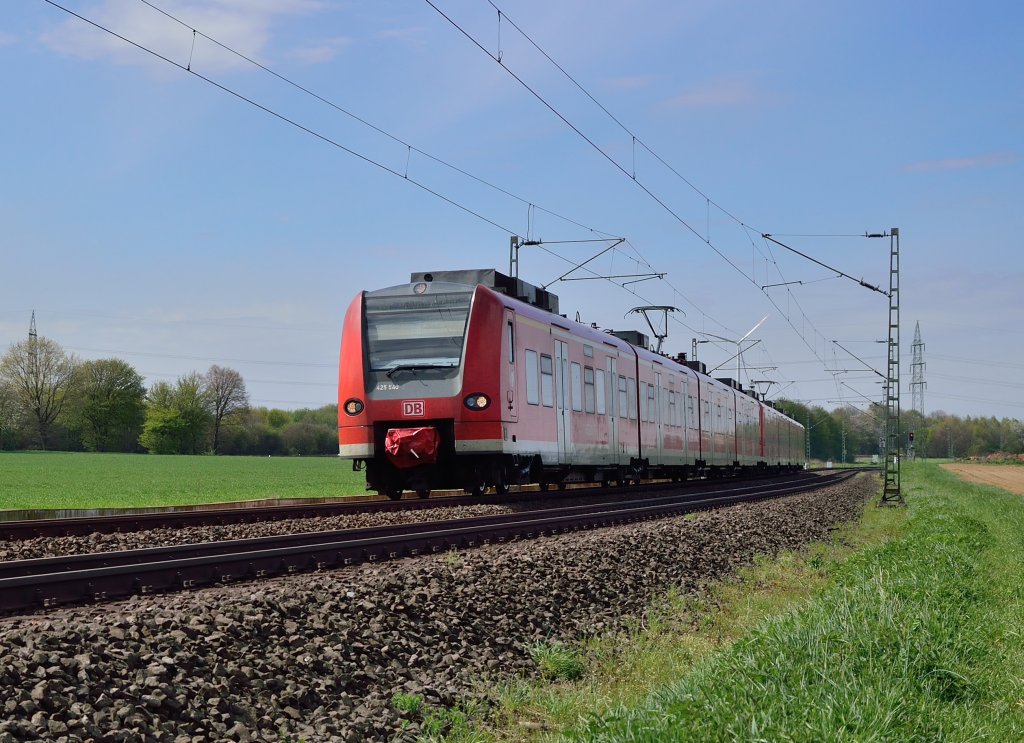 RE8 nach Koblenz hinter Gubberath auf der Kbs 465 abgelichtet. Der Zug wird vom 425 540 gefhrt, sein nchster Halt ist Grevenbroich. 28.4.2013