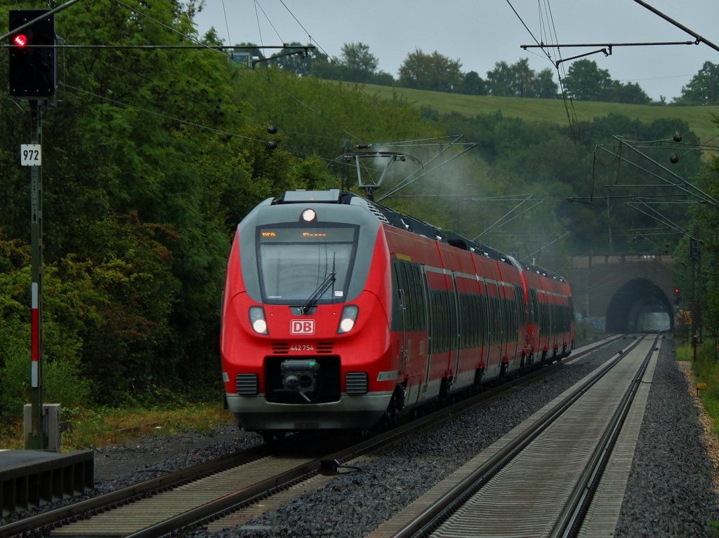 RE9 Hamsterbacken-Doppel 442 754 und 442 755 am 31.08.2012 mit dem Ziel Aachen Hbf von Siegen kommend auf der KBS 480 bei Eilendorf. Schlechtes Wetter fr den Fotografen, es regnet unaufhrlich. Dafr wird man mit mit solch schnen Gischtfahnen am Stromabnehmer und einem Pfiff vom Hamster belohnt (Gru an den freundlichen Tf).