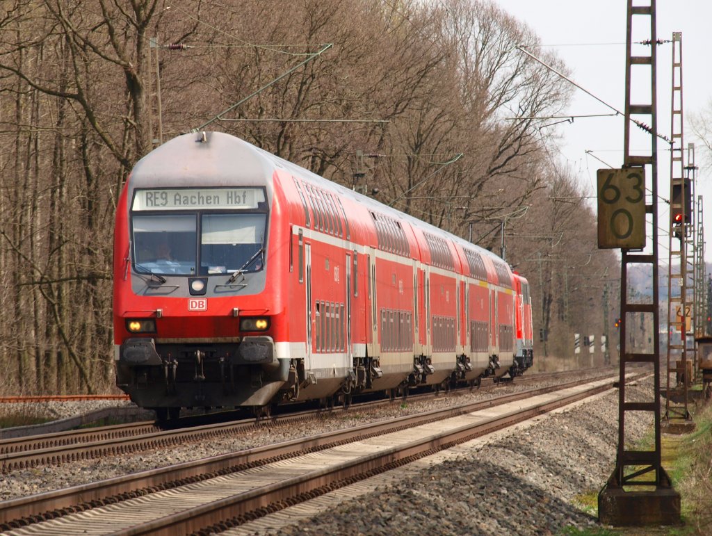 RE9 wird am 07.04.2010 von 111 128 hinter Stolberg die lange Gerade Richtung Eilendorf geschoben.