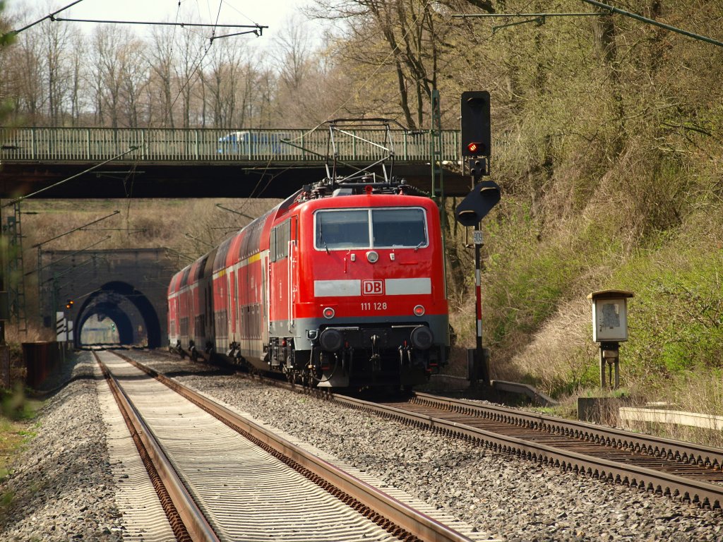 RE9 wird am 07.04.2010 von 111 128 hinter Stolberg die lange Gerade Richtung Eilendorf geschoben. Hier kurz vor dem Eilendorfer Tunnel (357 Meter), dahinter der Nirmer Tunnel (125 Meter).