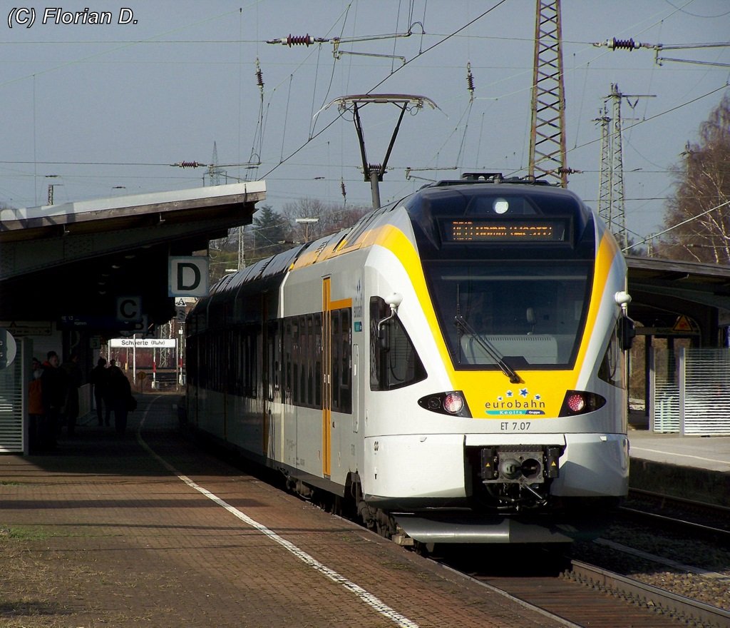 RE9023 (RE13  Mass-Wupper-Express ), aus Mnchengladbach Hbf kommend, bei einem Halt in Schwerte an der Ruhr am 23.03.2010. Kurz nach der Abfahrt strebt der ET 7.07 weiter seinem Zeil  Hamm(Westf)  entgegen.