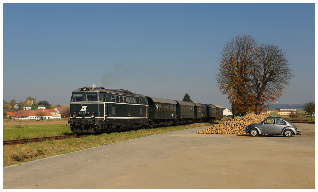 Reblaus trifft auf einen der letzten von VW offiziell aus Mexiko importierten Kfer.
 
Reblaus-Express 16972 am 20.10.2012 bei der Ausfahrt aus dem Bahnhof Pleiing-Waschbach. 
