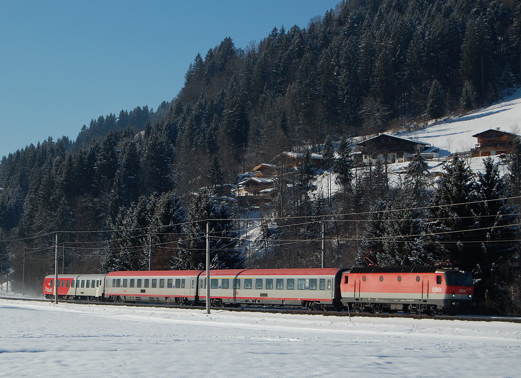 Recht kurz geraten ist der IC 519 am 26. Jnner 2013. An diesem Tag brachte die 1144.103 den Zug von Innsbruck Hbf nach Gaz Hbf und konnte dabei zwischen Kirchberg in Tirol und Kitzbhel-Schwarzsee fotografiert werden. Ein groes Dankeschn ergeht an den Fotokollegen, der mit seinen weitaus besseren WInterschuhen den Weg zum Fotopunkt  spurte  ;-)