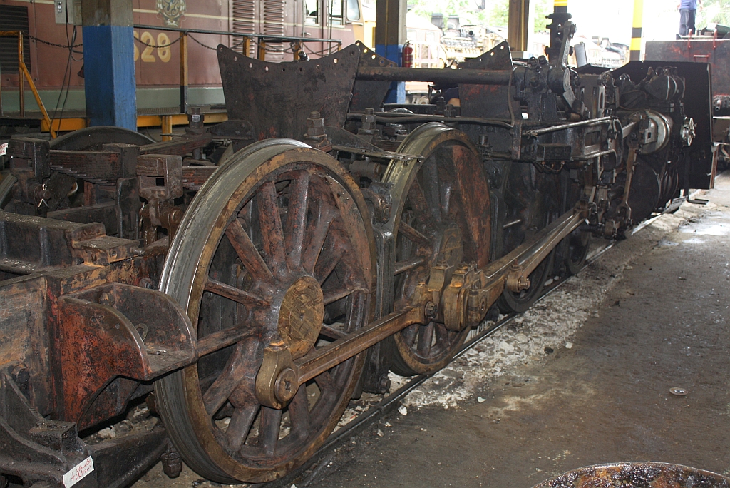 Rechte Triebwerkseite der 850 (2'C1'h2, Nippon Sharyo (Japan), Bauj. 1950, Fab.Nr. 1547), aufgenommen am 19.Mai 2012 während der Aufarbeitung im Depot Thon Buri.