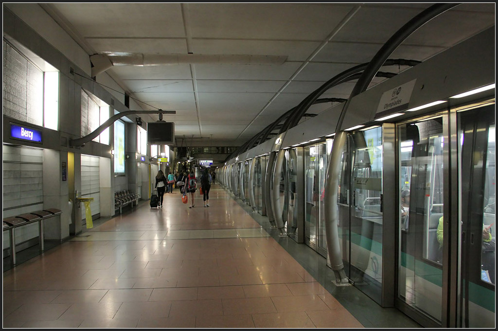 Rechteckige Bahnsteighalle - 

Die Metrostation  Bercy  der Linie 14 hat eine rechteckige Bahnsteighalle, was auf eine offene Bauweise hindeutet. Fünf der insgesamt neun Stationen der Linie 14 haben dagegen die Gewölbeform. 

21.07.2012 (M)