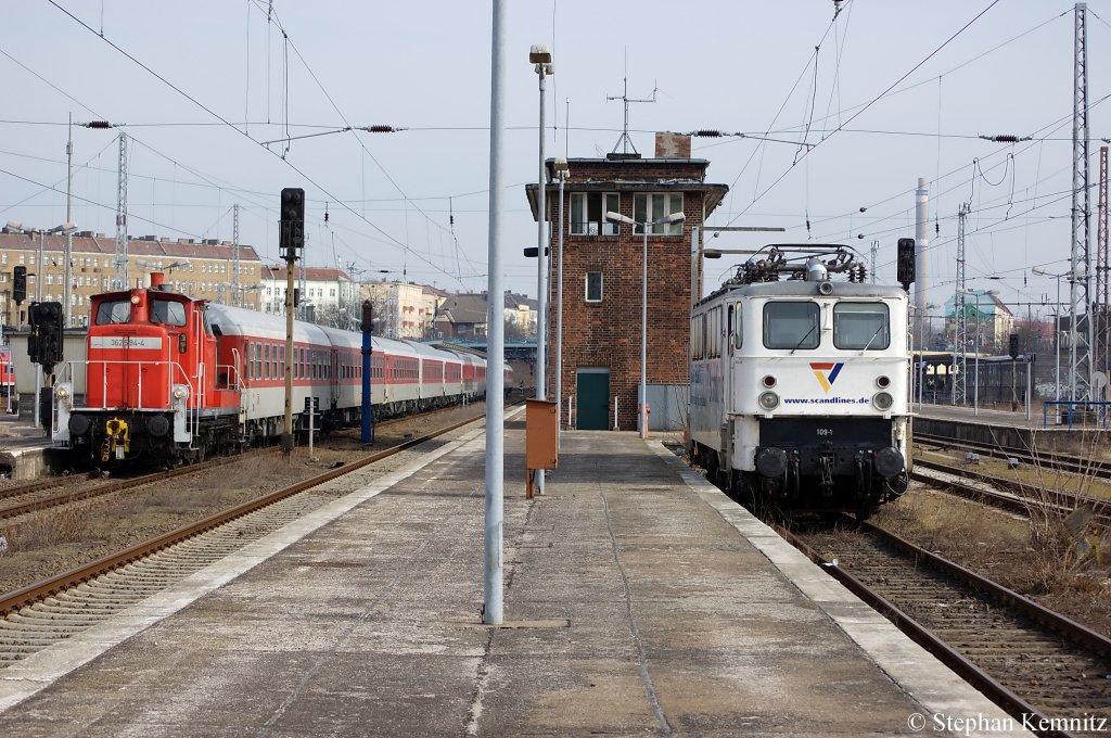 Rechts die 109-1 von der GVG wartet auch neue aufgaben und links brachte die 362 594-4 eine weitere leere Nachtzug Garnitur in den Bahnhof Berlin Lichtenberg. 12.03.2011