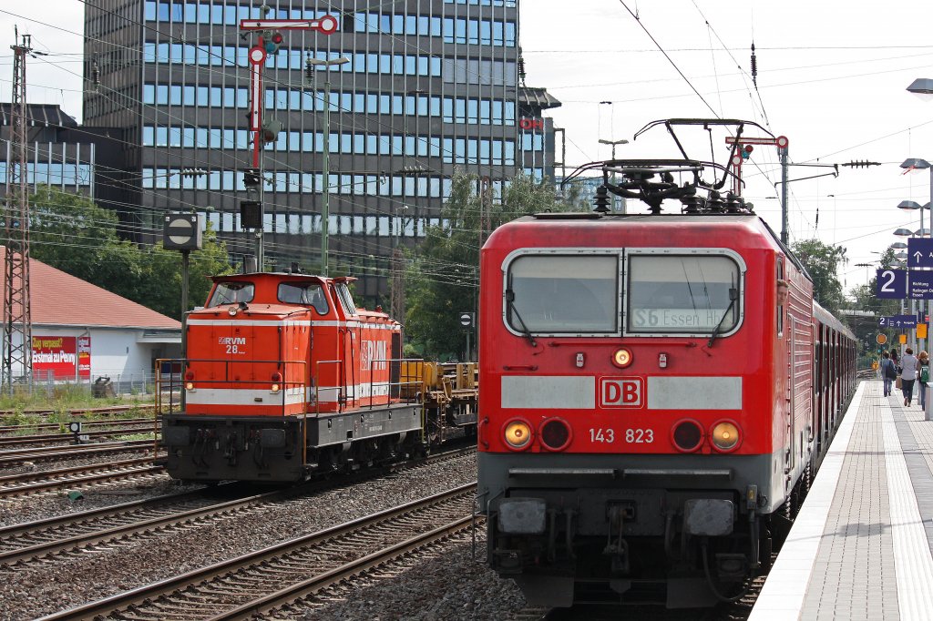 Rechts 143 823 mit der S6 nach Essen Hbf und links die RVM mit einem Langschienenzug in Dsseldorf-Rath.
