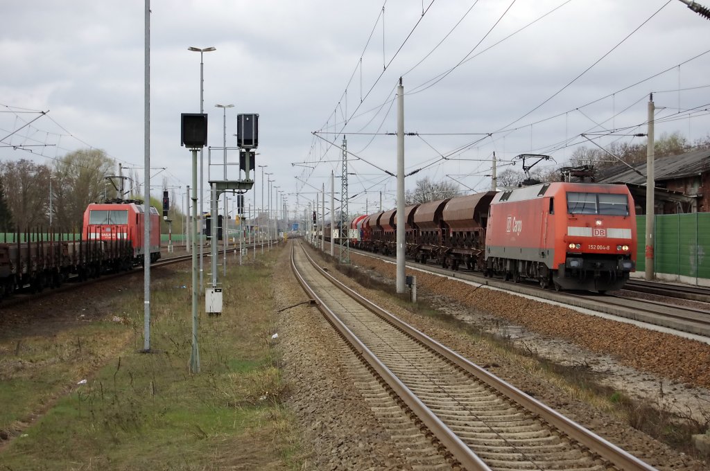 Rechts die 152 004-8 mit einem gemischten Gterzug in Richtung Wustermark. Links wartet die 185 291-2 mit Flachwagen auf die Weiterfahrt in Rathenow. 10.04.2010