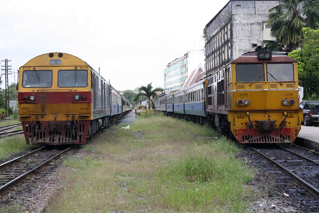 Rechts die ALS 4135 (Co'Co', de, Alsthom, Bj.1974/75) vor dem RAP 174 und links die HID 4516 (Co'Co', de, Hitachi, Bj.1993) mit dem Wagensatz des EXP 86, beide nach Bangkok, am 26.Oktober 2010 im Bf. Nakhon Si Thammarat.