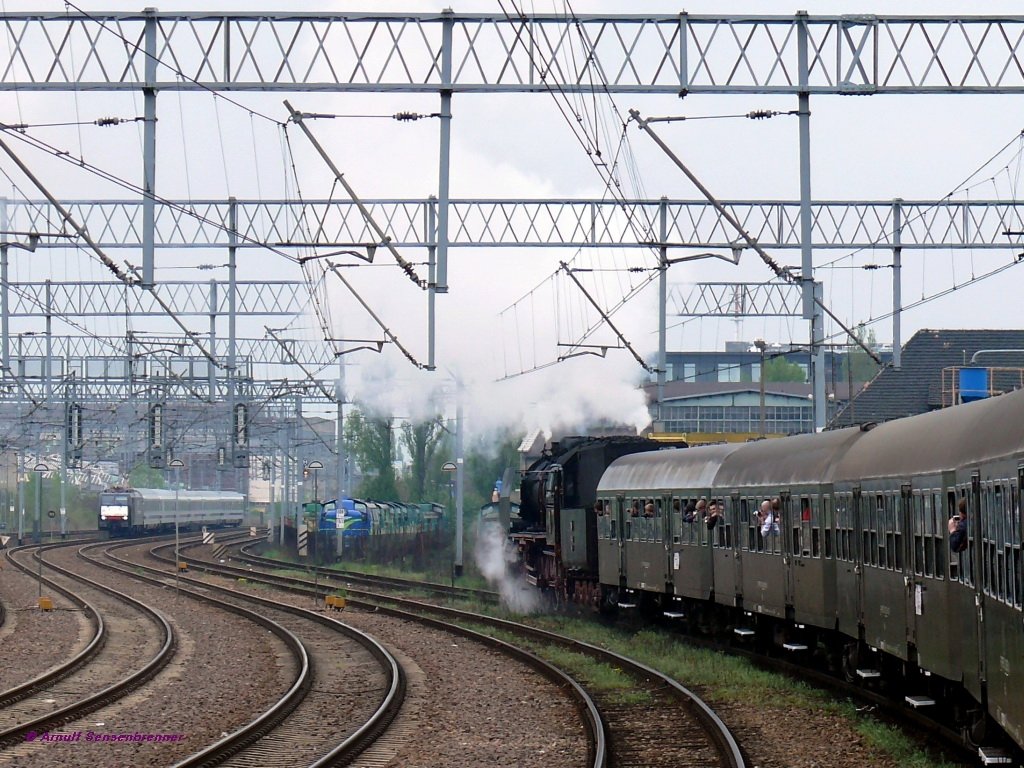 Rechts beschleunigt die PKP Schnellzug-Dampflok Pt47-65  den an diesem Tag planmigen Interregio von Posen ber Lezno/Lissa nach Wolsztyn/Wollstein. 
Links fhrt die von PKP-IC betriebene E189-154 den Berlin-Warszawa-Express (BWE). 
05/2010 Poznan/Posen