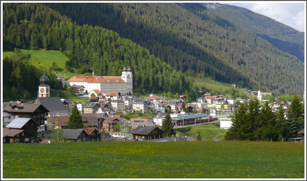 Rechts des berhmten Klosters von Disentis erkennt man den Bahnhof, wo entweder die Loks gewechselt werden von der RhB auf die MGB (Glacier-Express und Gterzge Gotthardtunnelbaustelle), oder wo umgestiegen werden muss. (27.05.2010)