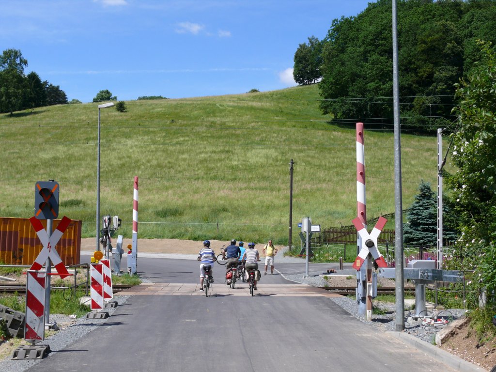 Rechts ein DR-Andreaskreuz und links ein DB-Andreaskreuz; Umbau des Bahnberganges zwischen Rathen und Knigstein (Schsische Schweiz); 16.06.2010
