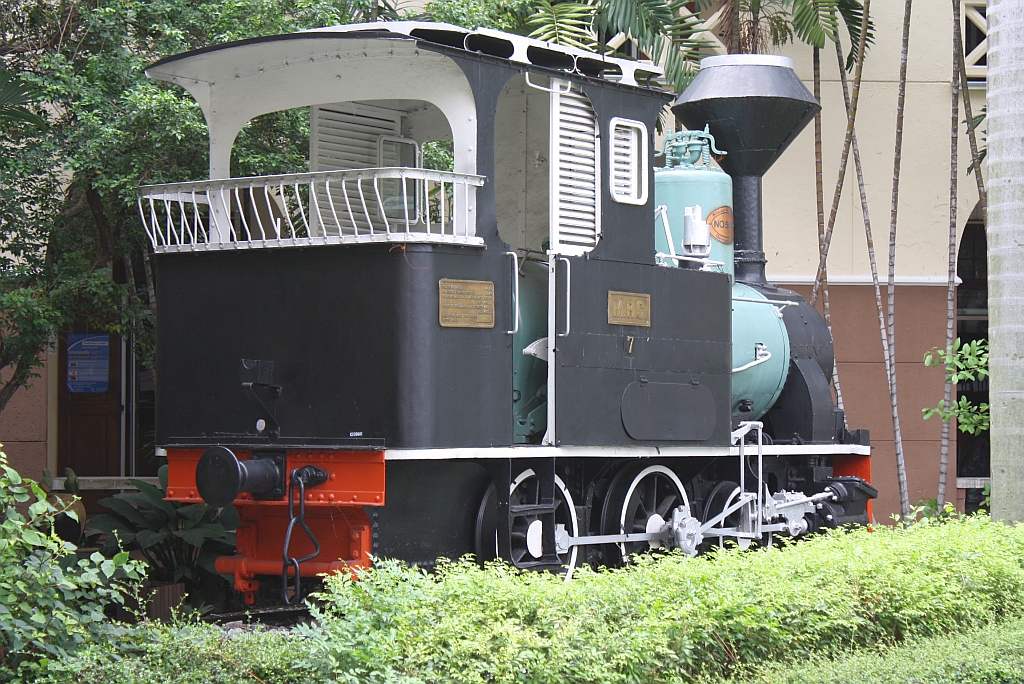 Rechts vom Haupteingang zum SRT-Head Quarter steht diese, als MRC 7 (1B-n2t, Kraus-Sendling, Bauj. 1908, Fab.Nr. 6098) beschriftete, Lokomotive. - Daß das Plagiats-Fabriksschild (Fab.Nr. 5427) sie als MRC 4 (ex MRC 1) ausweist, kann man getrost ignorieren, da die MRC 4, als MRC 5 (ex MRC 2) angeschrieben, vor dem Eingang ins Depot Bang Sue aufgestellt ist. - Allerdings trägt der Kessel ein Fabriksschild, nach dem es sich um die MRC 6 (1B-n2t, Kraus-Sendling, Bauj. 1908, Fab.Nr. 6021) handeln müsste. - Da noch die Möglichkeit eines Tauschkessel gegeben ist, wird sich wohl schwer klären lassen, ob die Lok nun die MRC 6 oder die MRC 7 ist. - Bild vom 18.März 2011.

