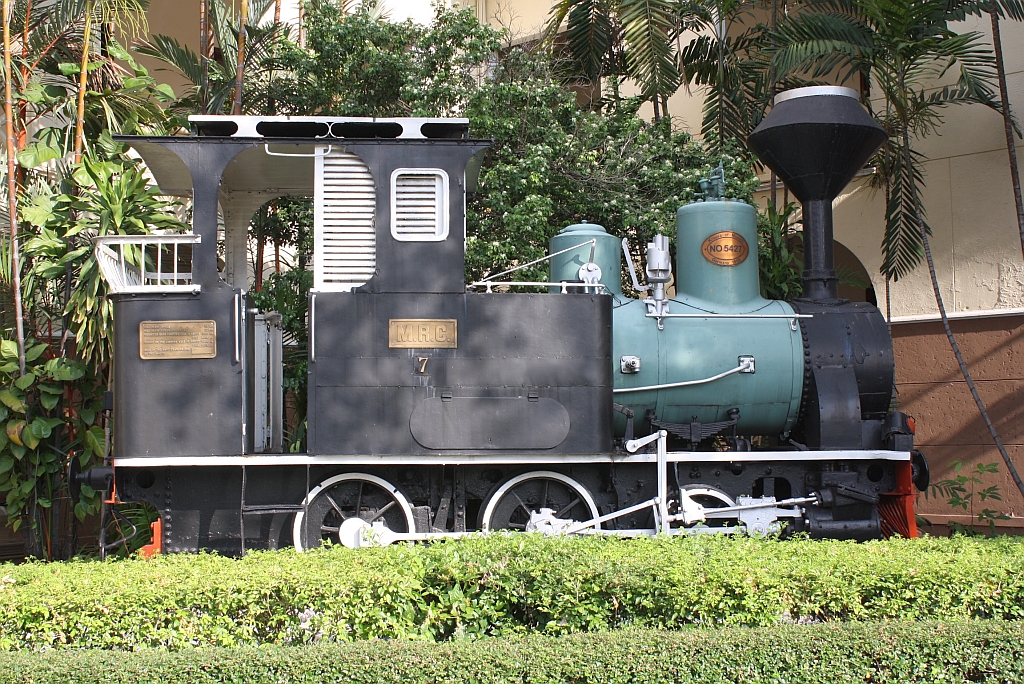 Rechts vom Haupteingang zum SRT-Head Quarter steht diese, als MRC 7 (1B-n2t, Kraus-Sendling, Bauj. 1908, Fab.Nr. 6098) beschriftete, Lokomotive. - Daß das Plagiats-Fabriksschild (Fab.Nr. 5427) sie als MRC 4 (ex MRC 1) ausweist, kann man getrost ignorieren, da die MRC 4, als MRC 5 (ex MRC 2) angeschrieben, vor dem Eingang ins Depot Bang Sue aufgestellt ist. - Allerdings trägt der Kessel ein Fabriksschild, nach dem es sich um die MRC 6 (1B-n2t, Kraus-Sendling, Bauj. 1908, Fab.Nr. 6021) handeln müsste. - Da noch die Möglichkeit eines Tauschkessel gegeben ist, wird sich wohl schwer klären lassen, ob die Lok nun die MRC 6 oder die MRC 7 ist. - Bild vom 14.Mai 2012. 

