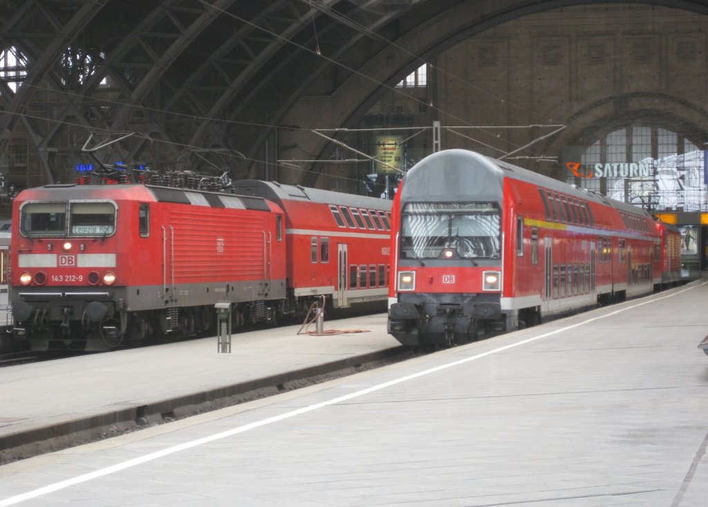 Rechts die RB 26425 nach Weienfels und links die 143 212 mit der S1 nach Miltizer Allee. Die S1 gibt es nun seit ende April nicht mehr. Man baut die Strecke um. Deswegen wir dsie erst 2013 wieder in Betrieb gehen. 16.April 2011, Leipzig Hbf.