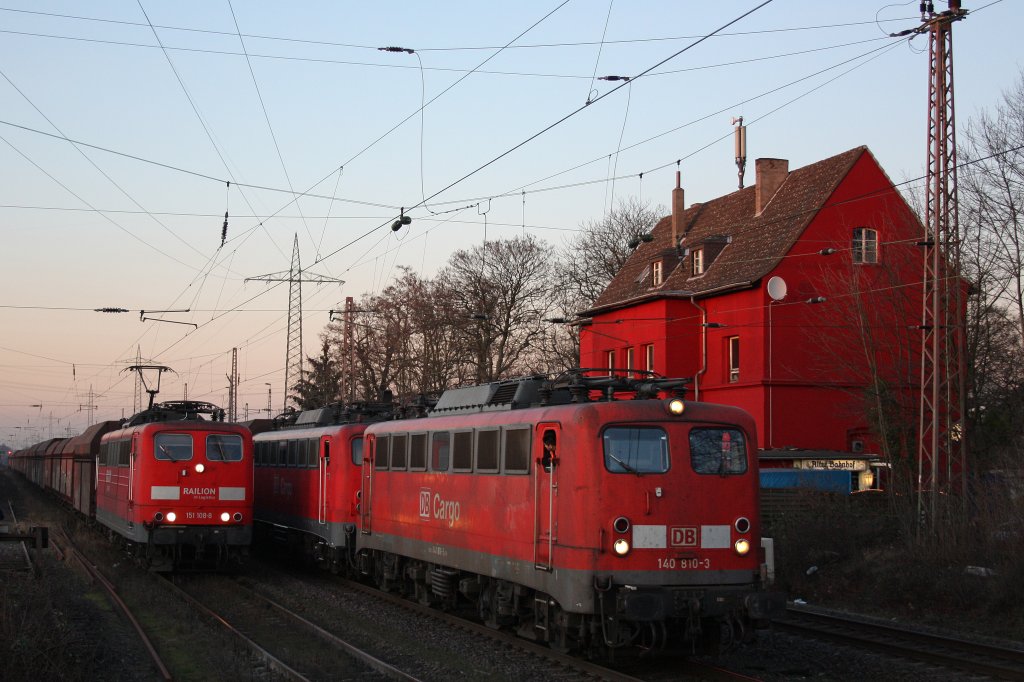 Rechts stehen die 140 810 und die 140 838 defekt abgebgelt und warten auf die Abschlepplok die kurze Zeit spter eintraf und links fhrt die 151 108 mit einem Kohlezug durch.Aufgenommen n Ratingen-Lintorf.