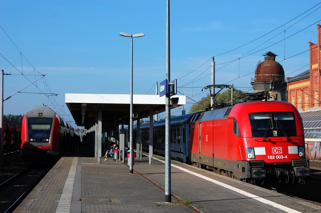 Rechts steht der EC341 mit dem DB Taurus 182 003-4 der laut Plan Heute um 9.01Uhr in Rathenow auerplanmig ankommen sollte, aber er hat eine Versptung von 55min.
Heute war fr den EC341 in Rathenow Endstation gewesen, weil eine Technische Strung an einer Tr am ersten polnischen Waggon vorlag. Die Tr ging nicht mehr richtig zu und stand etwas auf.
Links die RE2 (RE 38167) nach Knigs Wusterhausen, geschoben von der 112 123, in den alle Reisende des EC341 umsteigen mussten um weiter nach Berlin zu kommen und dann nach Cottbus wo der Ersatzug EC 2803 steht um die Reisende weiter nach Krakow Glowny zu bringen. 
Der EC 2803 hat momentan eine Versptung 100min. Jetzt sind es inzwischen 170min. Es wurde jetzt auf 220min erhht (Gesehen am 04.10.2010)