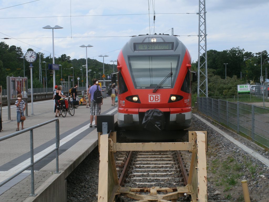 Rechtzeitig vor dem Prellbock in Binz zum stehen gekommen ist,am 09.Juli 2011,der RE aus Stralsund der von 429 028 gefahren wurde.