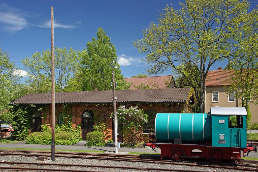 Regelspur-Dampfspeicherlok vor dem schmucken Schmalspur-Kleinbahn-Lokschuppen im Deutschen Dampflok-Museum (DDM) Neuenmarkt-Wirsberg am 15.05.2013.