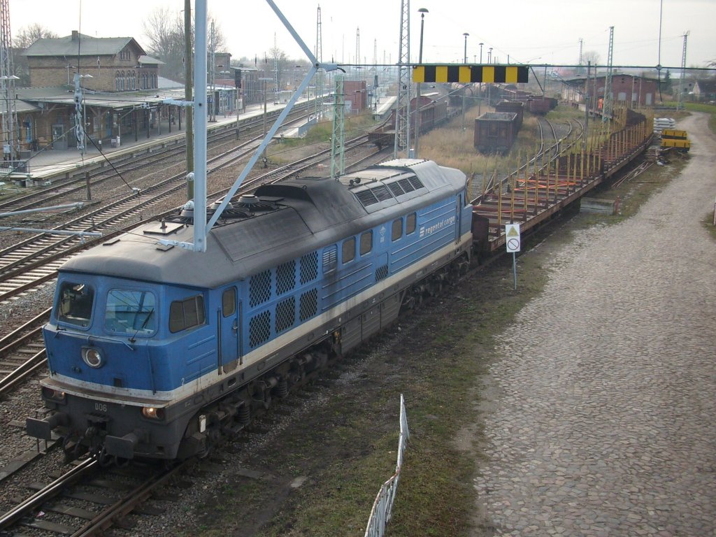 Regental Bahnbetriebs GmbH D06 als Rangierlok am 03.Dezember 2009 bei der Bereitstellung der Holzwagen zur Verladung auf der Ladestrae in Bergen/Rgen.