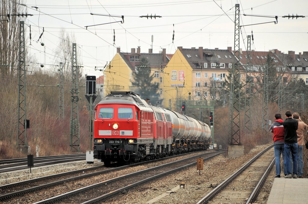 Reger Andrang herrschte am 20.03.10 fr 233 176, 218 003 (225 803)& 217 015 am Heimeranplatz