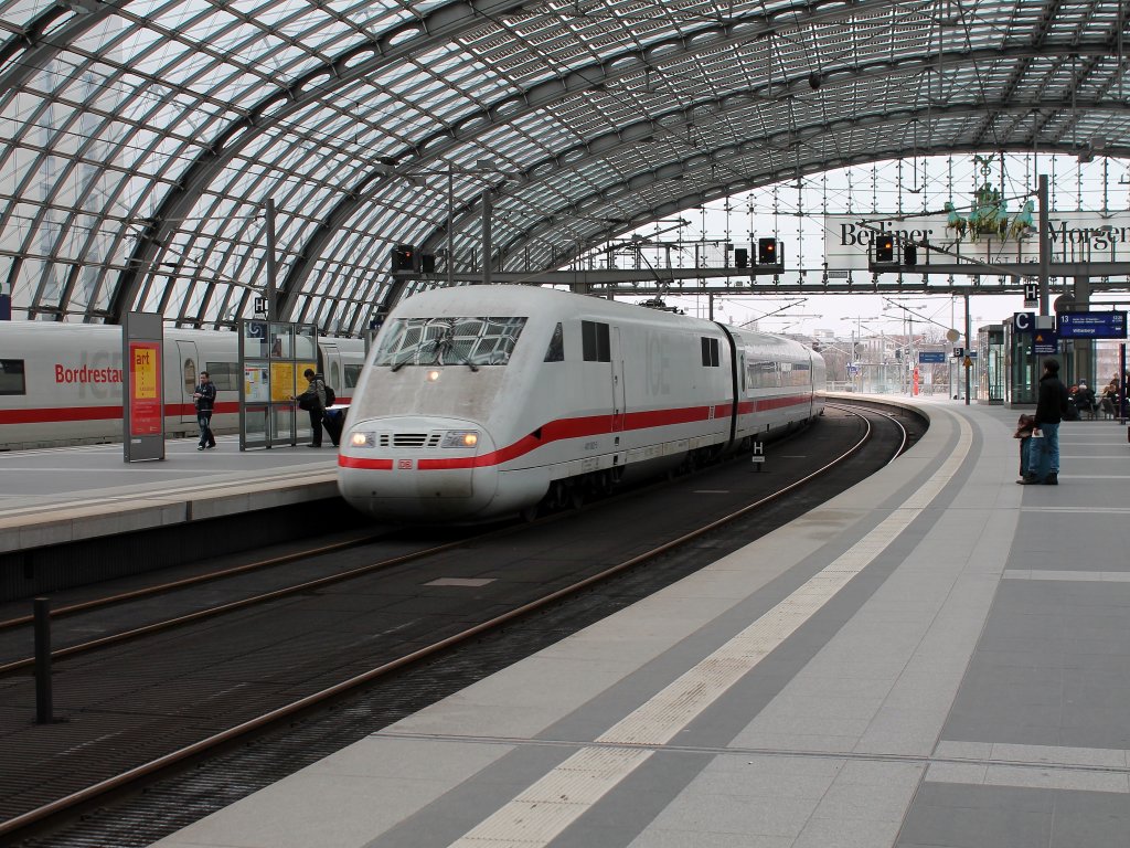 Reger Fernverkehr am Berliner Hauptbahnhof am 02.03.2012. Auf Gleis 11 der ICE 845/855 aus Kln/Bonn Flughafen und Koblenz und auf Gleis 12 fhrt gerade der ICE 694 aus Stuttgart ein.