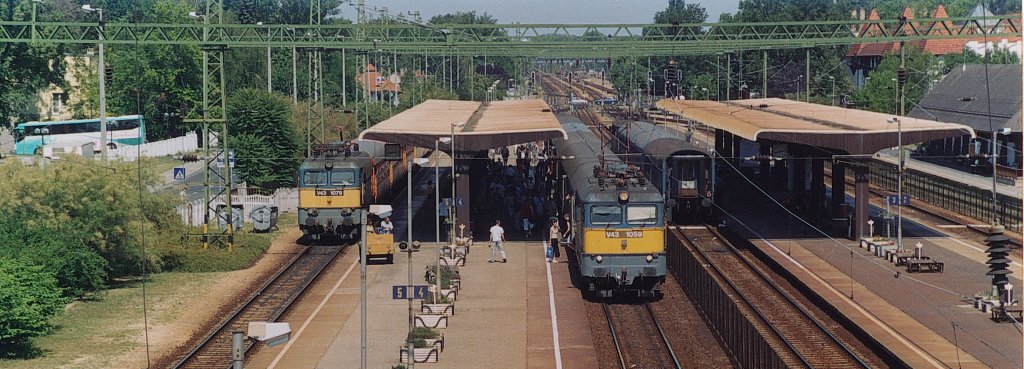 Reger Verkehr im Juni 2003 im Bahnhof Siofok am Plattensee.
V43 1059 und V43 1079 warten auf den Abfahrauftrag.
Scan vom Papierbild