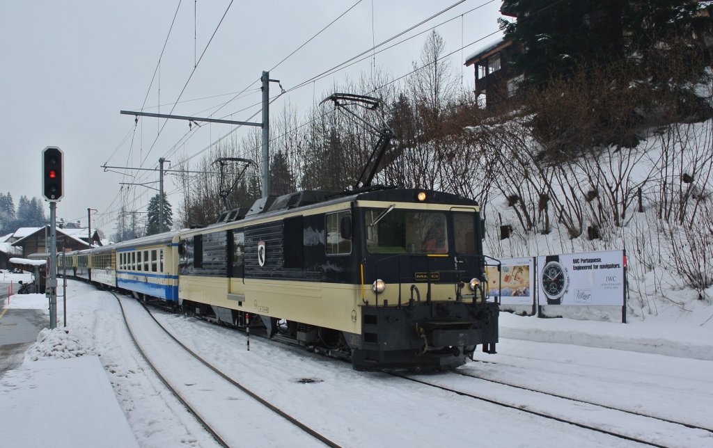 Regio 2217, Goldenpass Classic, mit der GDe 4/4 6004 bei Einfahrt in Gstaad, 17.12.2012. 