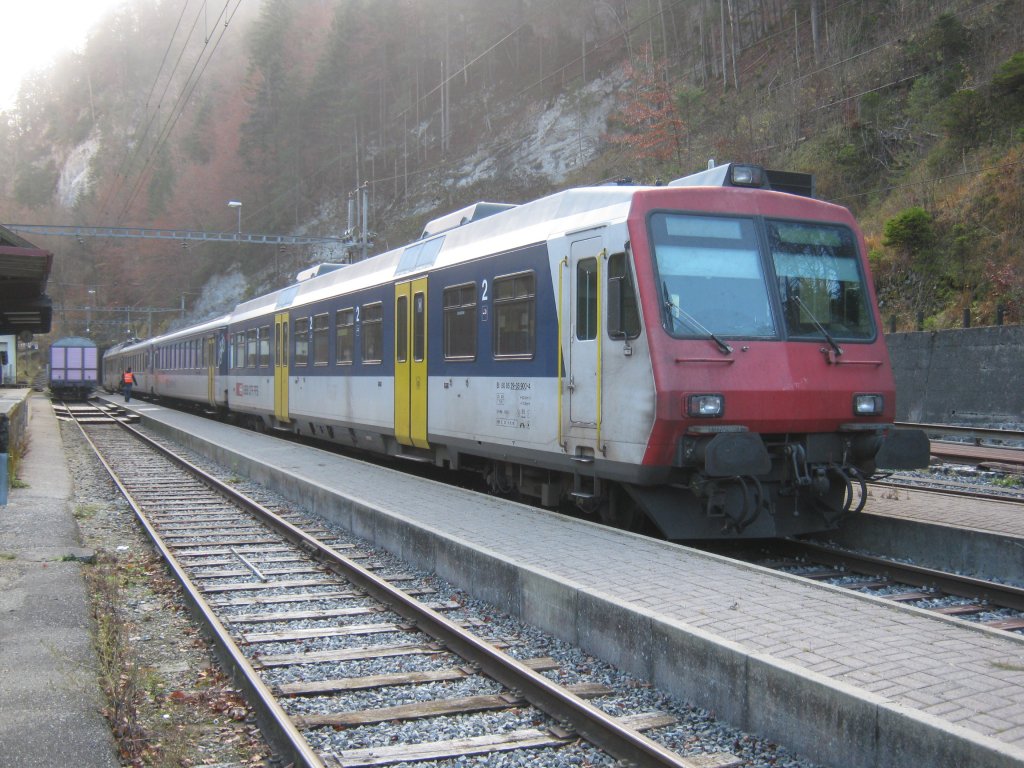 Regio 6541/6540 beim Wenden in Gnsbrunnen. Ausnahmsweise war an diesen Tag ein 4- statt 3- teiliger NPZ im Einsatz. Aufgrund dr berlnge musste der Triebwagen, ein RBDe 560 abgeschlossen werden. Dieser Umlauf, sowie einer am frhen Morgen, sind die einzigen NPZ Leistungen auf dieser von Dominos dominierten BLS Strecke, 09.11.2011.
