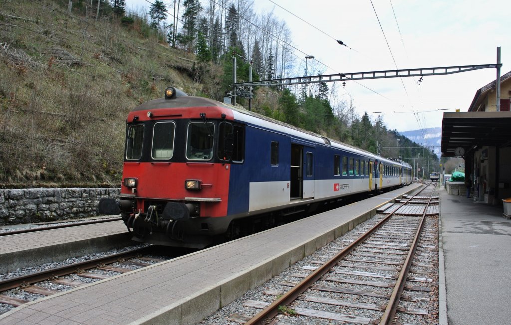 Regio 6541/6540 beim Wenden in Gnsbrunnen. Planmssig verkehrt hier ein 3-teiliger NPZ. Heute wurde der NPZ Bt durch einen lteren Steuerwagen ersetzt, nhmlich durch einen BDt EWII, 50 85 82-33 932-3. Dahinter sind noch der AB EWII, 50 85 39-35 008-3, und der RBDe 560 107-5, 13.04.2012.