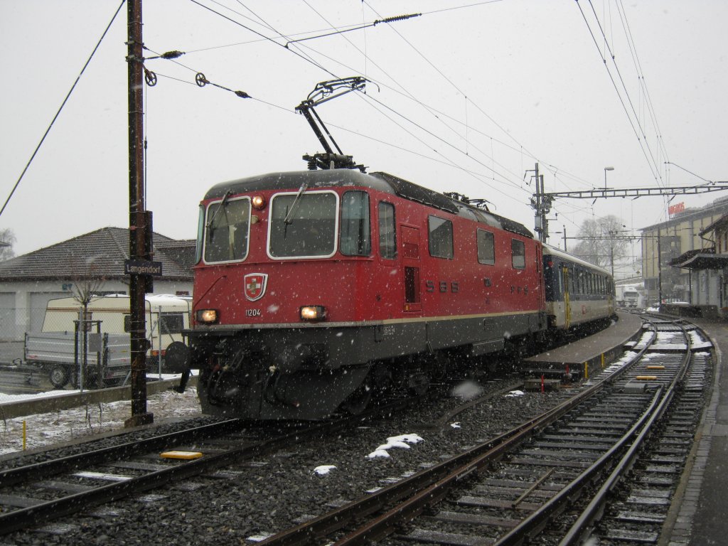 Regio 6847 mit Re 4/4 II 11204 (anstelle eines RBDe 560) im Bahnhof Langendorf, 24.12.2010.